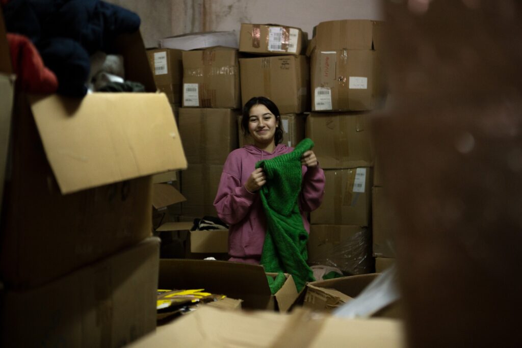 Voluntária da Partilha Constante a organizar bens para ajuda humanitária
